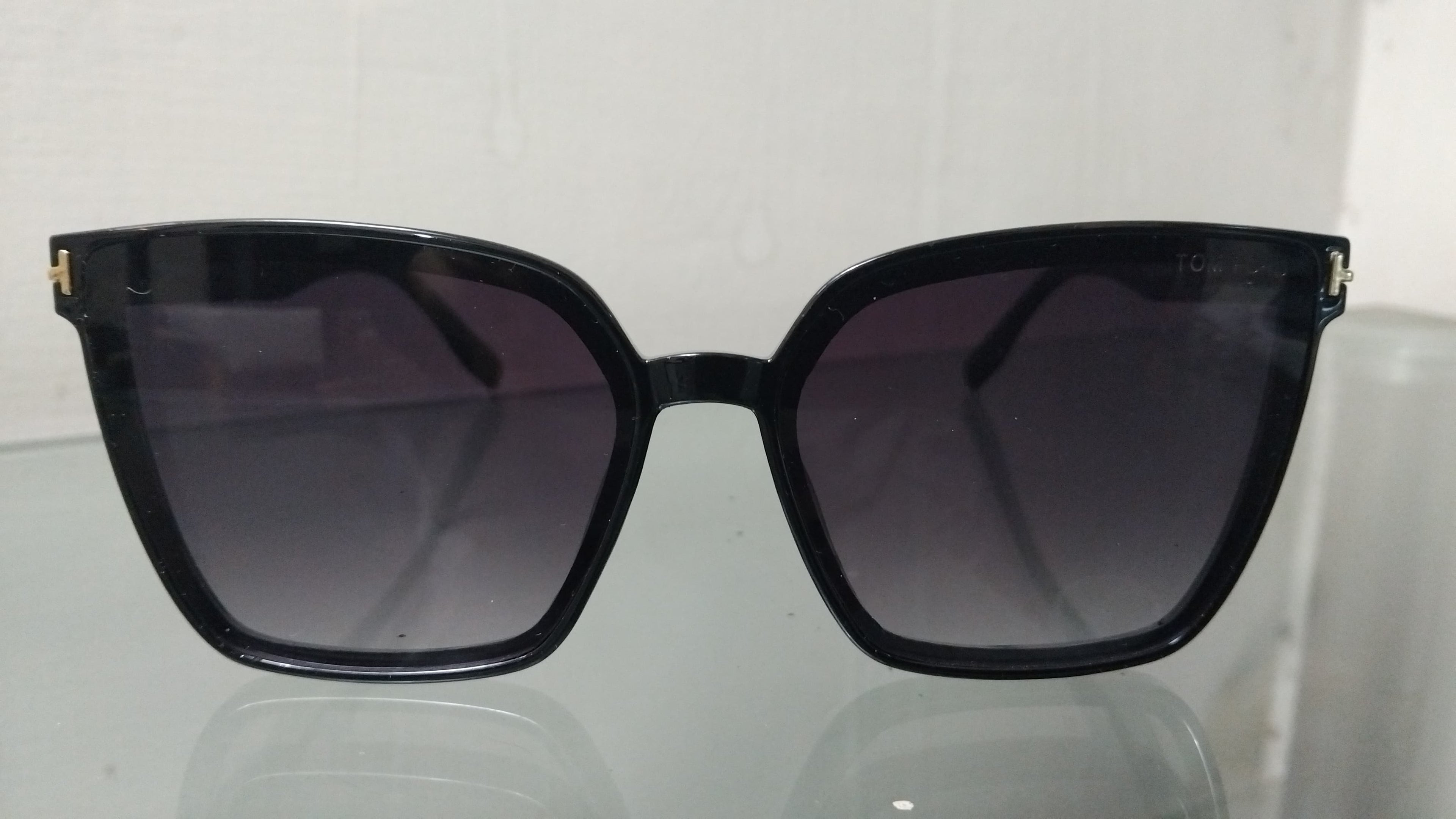 Stylish Black Square Sunglasses for Women – Premium Frame with Dark UV Lenses