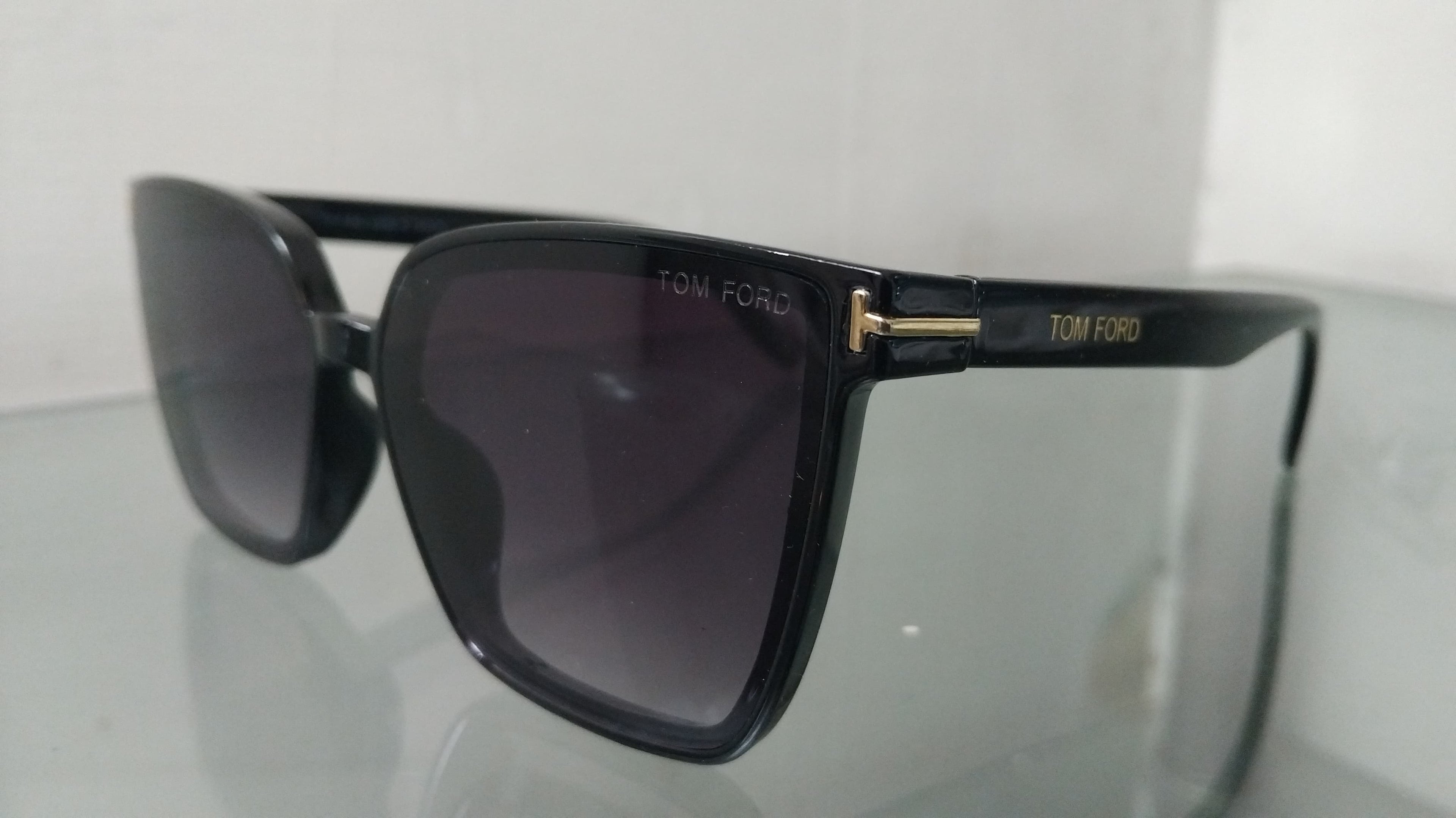 Stylish Black Square Sunglasses for Women – Premium Frame with Dark UV Lenses